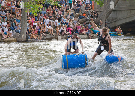 Concurrents de la course annuelle de Fibark Hooligan flottent par la ville de Salida, Colorado, sur la rivière Arkansas Banque D'Images