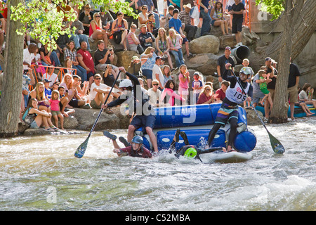 Concurrents de la course annuelle de Fibark Hooligan flottent par la ville de Salida, Colorado, sur la rivière Arkansas Banque D'Images