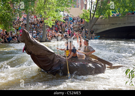 Concurrents de la course annuelle de Fibark Hooligan flottent par la ville de Salida, Colorado, sur la rivière Arkansas. Banque D'Images