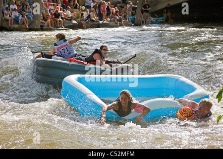 Concurrents de la course annuelle de Fibark Hooligan flottent par la ville de Salida, Colorado, sur la rivière Arkansas. Banque D'Images