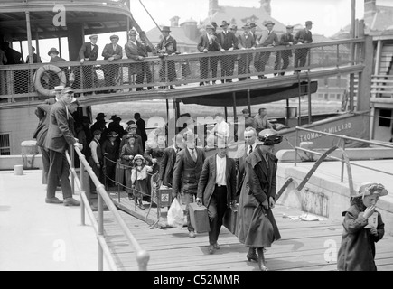 Les immigrants arrivant à Ellis Island, USA vers 1920 Banque D'Images