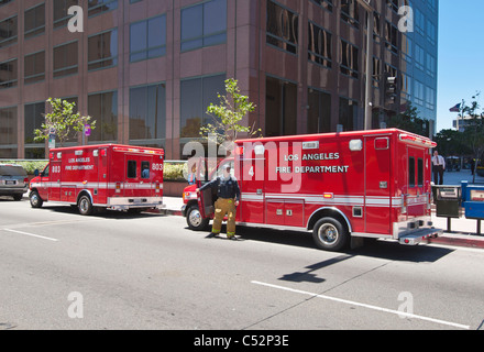 Los Angeles Fire Department Paramedic répondait à un appel dans le quartier financier du centre-ville de Los Angeles. Banque D'Images