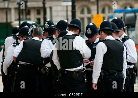 Un groupe d'agents de la Police métropolitaine. Banque D'Images