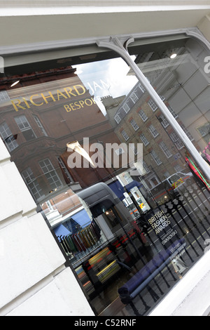 RICHARD JAMES, tailleurs sur mesure et détaillant de vêtements pour hommes, située au large de Saville Row, Londres adaptation renommée du secteur. Banque D'Images