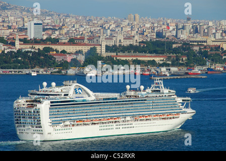 ISTANBUL, TURQUIE. Un navire de croisière (le Ruby Princess) en laissant le Bosphore pour la mer de Marmara, avec l'Asie derrière. 2011. Banque D'Images