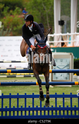 Leopold van Asten des Pays-Bas en action sur le cheval VDL Groep Amalie. Banque D'Images