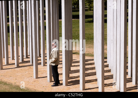 Un homme regarde le Tube 7 Juillet à Hyde Park Memorial attentat Banque D'Images