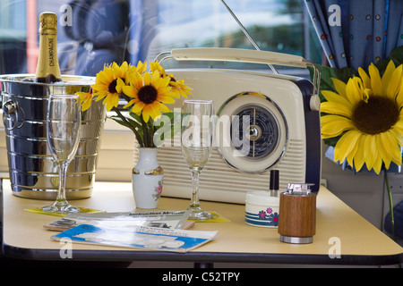 Une radio rétro et champagne dans un camping-car Volkswagen Banque D'Images