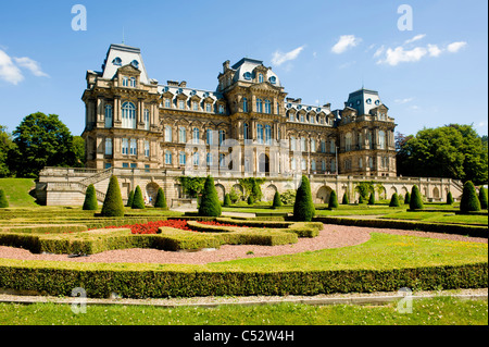 Jardin de parterre formel avec élément d'eau à l'avant du musée de Pitney Bowes, le château de Barnard.Comté de Durham.ROYAUME-UNI. Banque D'Images