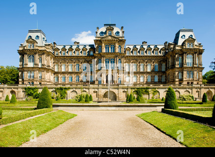 Jardin de parterre formel avec élément d'eau à l'avant du musée de Pitney Bowes, le château de Barnard.Comté de Durham.ROYAUME-UNI. Banque D'Images