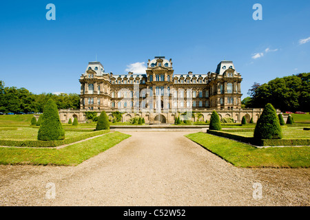 Jardin de parterre formel avec élément d'eau à l'avant du musée de Pitney Bowes, le château de Barnard.Comté de Durham.ROYAUME-UNI. Banque D'Images