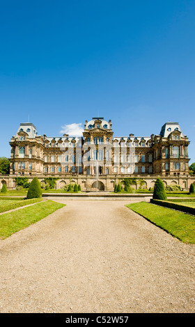 Jardin de parterre formel avec élément d'eau à l'avant du musée de Pitney Bowes, le château de Barnard.Comté de Durham.ROYAUME-UNI. Banque D'Images