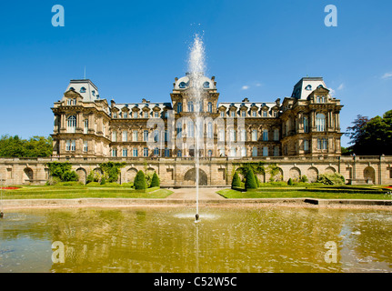 Jardin de parterre formel avec élément d'eau à l'avant du musée de Pitney Bowes, le château de Barnard.Comté de Durham.ROYAUME-UNI. Banque D'Images