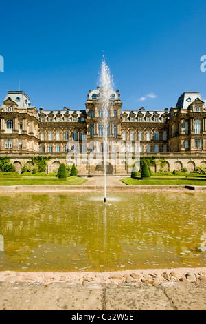 Jardin de parterre formel avec élément d'eau à l'avant du musée de Pitney Bowes, le château de Barnard.Comté de Durham.ROYAUME-UNI. Banque D'Images