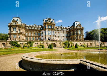 Jardin de parterre formel avec élément d'eau à l'avant du musée de Pitney Bowes, le château de Barnard.Comté de Durham.ROYAUME-UNI. Banque D'Images