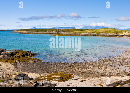 Vue sur les îles de Eigg et le rhum des plages à Portnaluchaig Traigh près de Arisaig;sur la côte ouest d'Écosse Banque D'Images