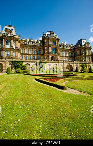 Jardin du parterre formel à l'avant du musée Bowes, château de Barnard.Comté de Durham.ROYAUME-UNI. Banque D'Images