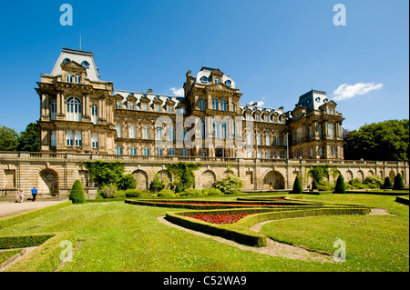 Jardin du parterre formel à l'avant du musée Bowes, château de Barnard.Comté de Durham.ROYAUME-UNI. Banque D'Images