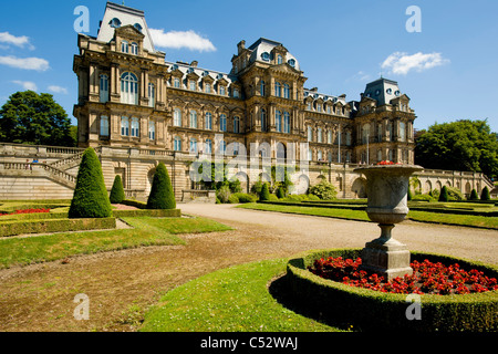 Jardin du parterre formel à l'avant du musée Bowes, château de Barnard.Comté de Durham.ROYAUME-UNI. Banque D'Images