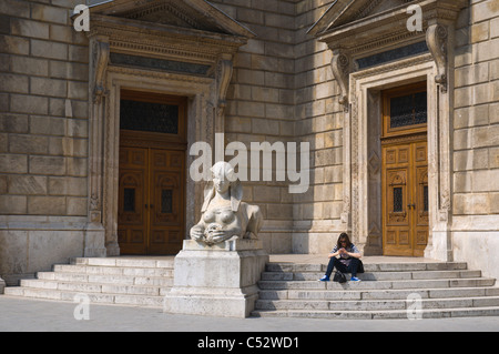 Femme à l'aide de téléphone mobile à l'Opéra hongrois le long du boulevard Andrassy ut Budapest Hongrie Europe Banque D'Images