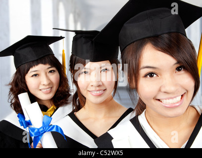 Heureux l'obtention du diplôme les filles asiatiques Banque D'Images