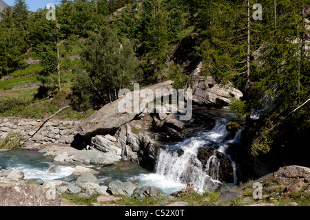 La cascade de Lillaz en aval (vallée d'Aoste - Italie). La cascade de Lillaz dans sa partie inférieure (Val d'Aoste - Italie). Banque D'Images