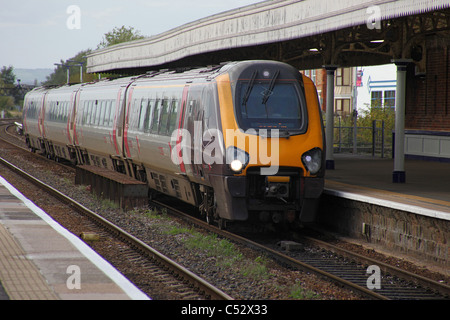 Un Cross Country 'Voyager' Trains train entrant dans la gare de Taunton dans le Somerset avec une Plymouth à service de Manchester Banque D'Images