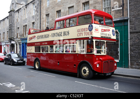 Vintage tour bus à Édimbourg, sur le Royal Mile à Canongate Banque D'Images