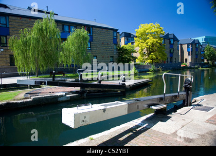 Regents Canal , écluse à Mile End Park Banque D'Images