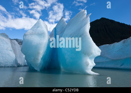 Le Sunny View d'icebergs et Mendenhall Glacier Mendenhall Lake, dans le sud-est de l'Alaska, l'été Banque D'Images