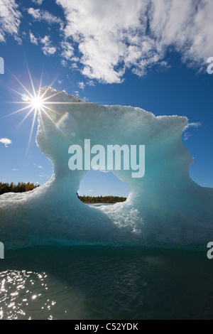 Le Sunny View d'un iceberg dans Mendenhall Lake avec le soleil qui brille par l'arrière, le sud-est de l'Alaska, l'été Banque D'Images