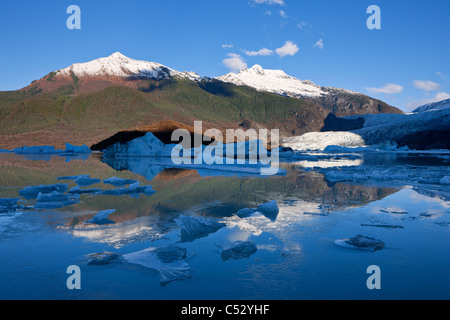 La glace se forme sur le rivage du lac Mendenhall près de Juneau, la Forêt Nationale Tongass, sud-est de l'Alaska, l'automne Banque D'Images