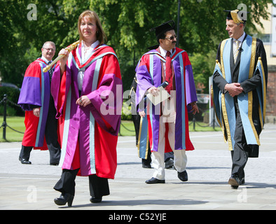 Le professeur Seyed Hasnain E., promenades le long de la reine avec le professeur Peter Gregson Vice-chancelier à l'Université Queen's de Belfast. Banque D'Images