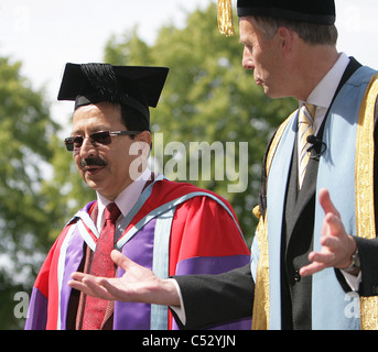 Le professeur Seyed Hasnain E., promenades le long de la reine avec le professeur Peter Gregson Vice-chancelier à l'Université Queen's de Belfast Banque D'Images