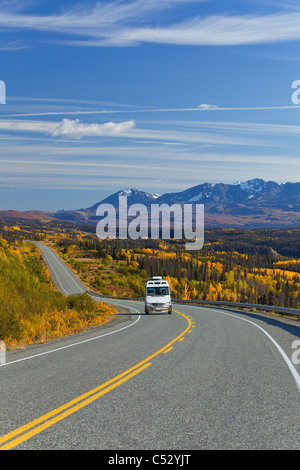 Vue panoramique de la route de l'Alaska et le trafic entre les Haines, en Alaska et à Haines Junction (Territoire du Yukon, Canada, automne Banque D'Images