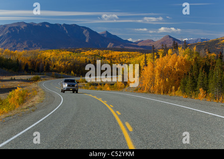 Vue panoramique de la route de l'Alaska et le trafic entre les Haines, en Alaska et à Haines Junction (Territoire du Yukon, Canada, automne Banque D'Images