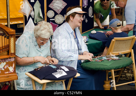 Deux dames dentelle traditionnelle démonstration à St Albans street market Hertfordshire UK Banque D'Images