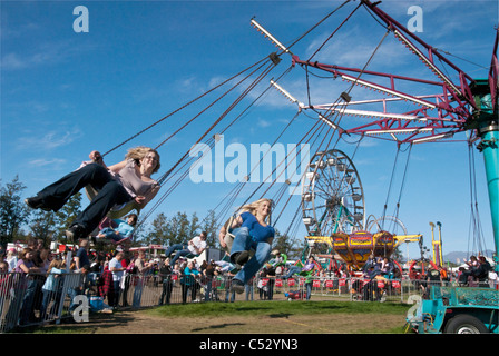 Les gens du parc d'équitation swing ride à l'Alaska State Fair à Palmer, Southcentral Alaska, automne Banque D'Images