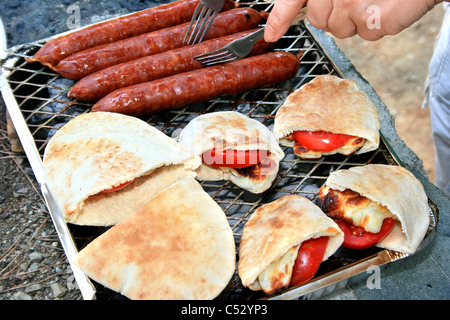 Saucisses grillées,fromage Halloumi avec les tomates dans le pain pita. Banque D'Images