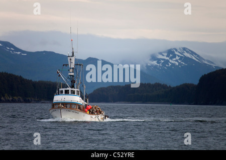 Avis de F/V Lady Kathryn, un senneur, saumon en cours dans Chiniak Bay, Kodiak, sud-ouest de l'Alaska, l'été Banque D'Images