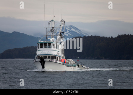 Avis de F/V, une dame de l'Alaska salmon senneur, en cours à Chiniak Bay, Kodiak, sud-ouest de l'Alaska, l'été Banque D'Images