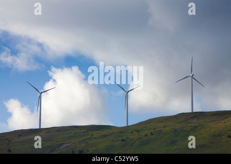 Pilier Mountain Wind Project éoliennes sur la montagne de pied sur l'île Kodiak, sud-ouest de l'Alaska, l'été Banque D'Images