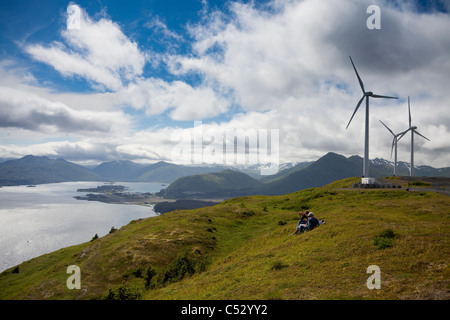 Les randonneurs bénéficiant d'un après-midi ensoleillé à pied près de l'éolienne, une partie du pilier Mountain Wind Project, l'île Kodiak, Alaska Banque D'Images