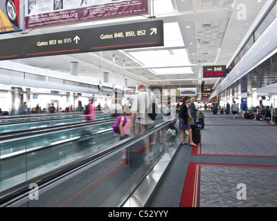 Les voyageurs de l'aéroport, trottoirs roulants et portes, United Terminal, l'Aéroport International de Denver, CO Banque D'Images