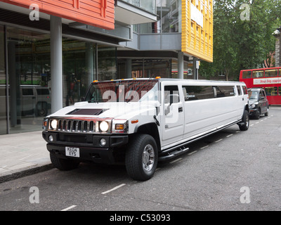 Stretched limousine garée à un parcomètre dans le centre de Londres Banque D'Images