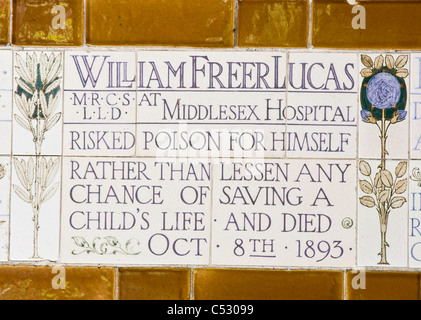 Postman's Park CE1 des plaques en céramique de memorial victorien auto sacrifice héroïque de London City de Londres Angleterre Europe Banque D'Images