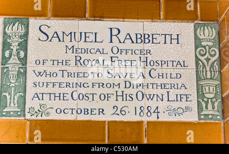 Postman's Park CE1 des plaques en céramique de memorial victorien auto sacrifice héroïque de London City de Londres Angleterre Europe Banque D'Images