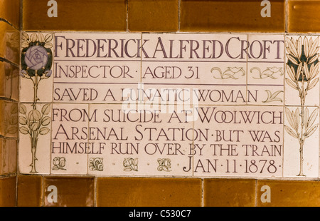 Postman's Park CE1 des plaques en céramique de memorial victorien auto sacrifice héroïque de London City de Londres Angleterre Europe Banque D'Images