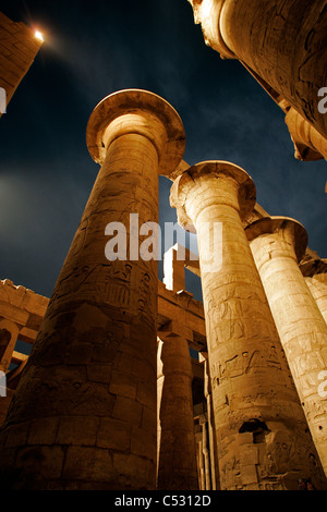 Colonnes dans le le Temple de Karnak, illuminé la nuit pendant le spectacle son et lumière. Louxor, Egypte Banque D'Images