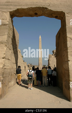 Un groupe de touristes se rassembler devant l'obélisque de Thoutmosis I dans le Temple de Karnak, Louxor, Egypte Banque D'Images